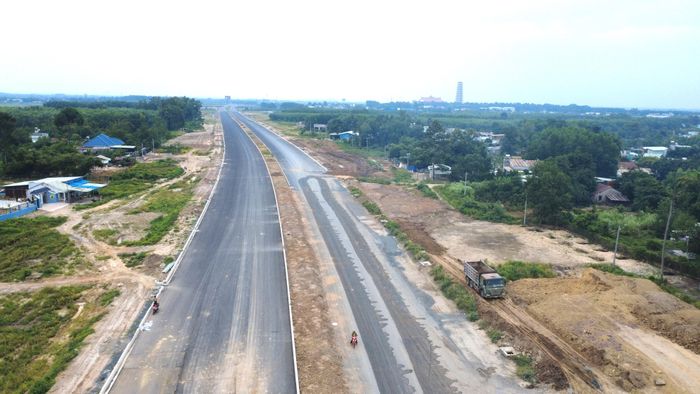 Đường 25C đang dần được hoàn thiện. Ảnh: PHÚ NGÂN