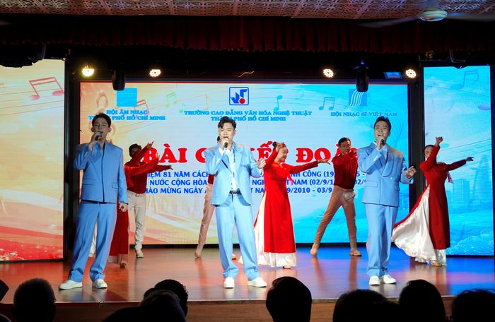  Nhóm 135 biểu diễn bài hát "Thành phố tôi yêu". Ảnh: THÚY BÌNH 