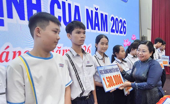  Bà Hồ Thị Cẩm Đào, Phó Bí thư Thành ủy, Chủ tịch Ủy ban MTTQ Việt Nam TP Cần Thơ trao học bổng cho các em học sinh 