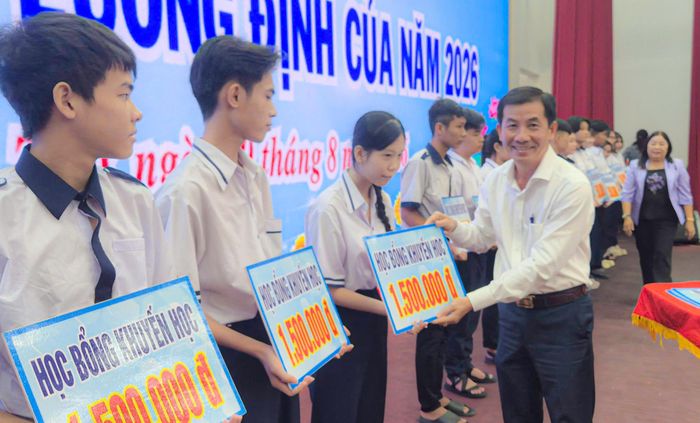  Ông Âu Văn Dự, Giám đốc Công ty TNHH MTV Xổ số kiến thiết Sóc Trăng, trao học bổng cho các em 