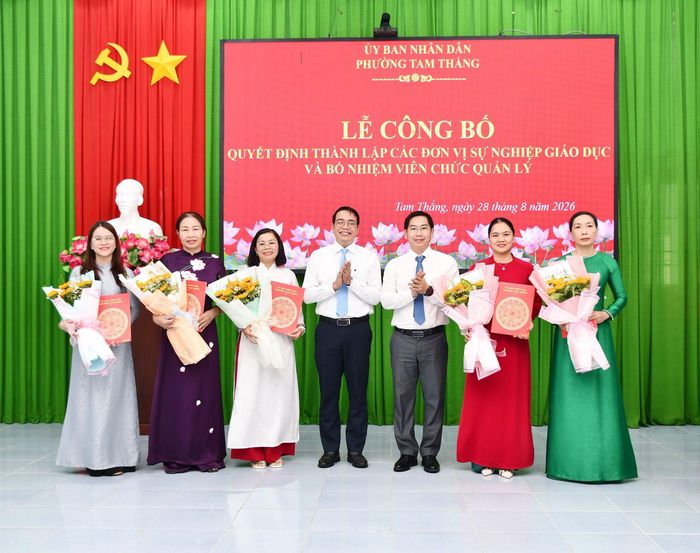  Lãnh đạo phường trao quyết định bổ nhiệm Phó Hiệu trưởng các trường. 