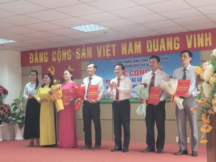 Giám đốc Sở GD-ĐT tỉnh Đồng Tháp Lê Quang Trí trao quyết định bổ nhiệm cho các đơn vị trong việc sắp xếp lại các cơ sở giáo dục trên địa bàn tỉnh ngày 14-8-2026 