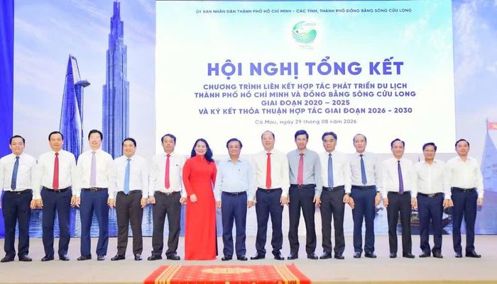  Đồng chí Nguyễn Lộc Hà và lãnh đạo tỉnh, thành ĐBSCL chụp ảnh lưu niệm với các đại biểu 