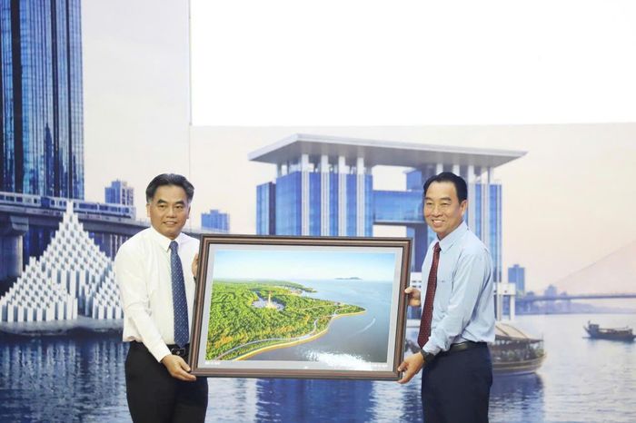  Chủ tịch UBND tỉnh Cà Mau Lữ Quang Ngời tặng quà lưu niệm đến lãnh đồng chí Nguyễn Lộc Hà 