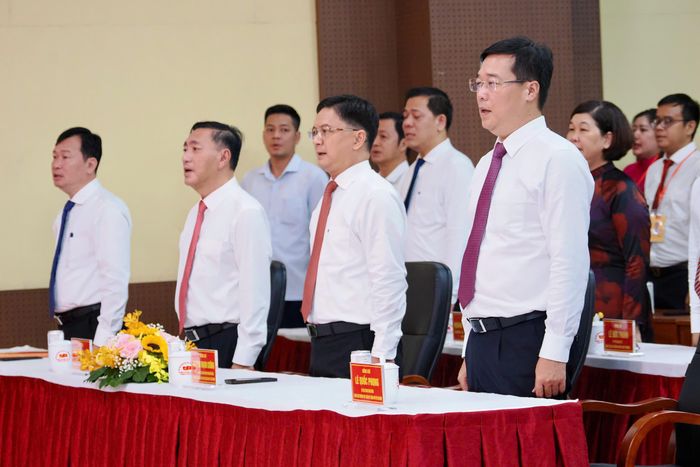  Đồng chí Lê Quốc Phong, đồng chí Nguyễn Mạnh Cường cùng các đại biểu dự lễ trao Huy hiệu Đảng. Ảnh: HOÀNG HÙNG 