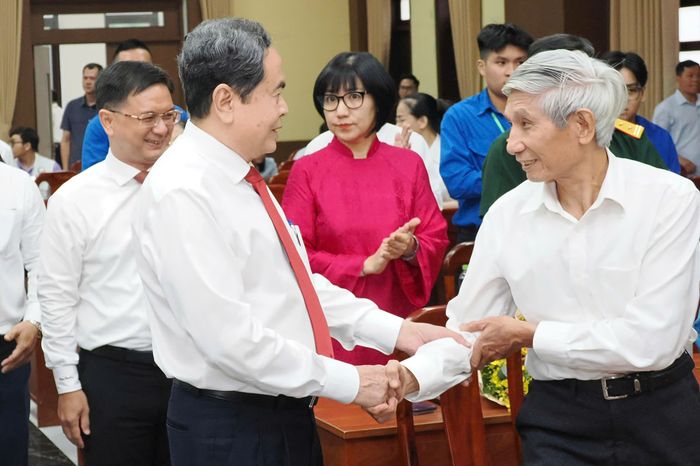  Chủ tịch Quốc hội Trần Thanh Mẫn thăm hỏi các đồng chí đảng viên cao niên. Ảnh: HOÀNG HÙNG 