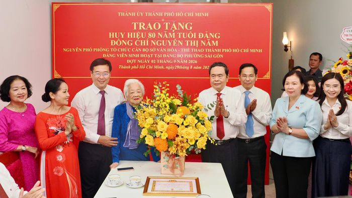  Chủ tịch Quốc hội Trần Thanh Mẫn trao Huy hiệu 80 năm tuổi Đảng đến đồng chí Nguyễn Thị Năm. Ảnh: HOÀNG HÙNG 