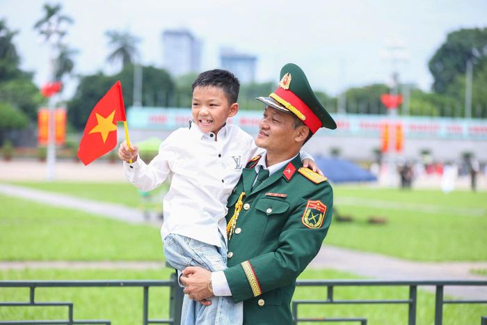 Hai cha con chụp ảnh lưu niệm tại Lăng Bác. Ảnh: TIẾN CƯỜNG