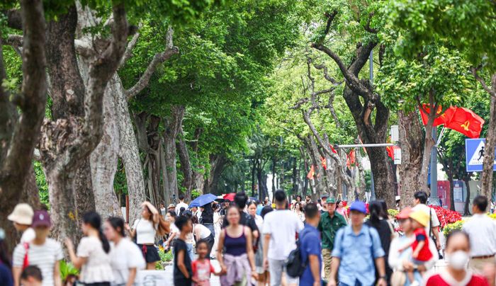 Khu vực xung quanh hồ Hoàn Kiếm đông người dân. Ảnh: TIẾN CƯỜNG
