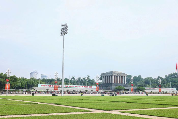 Trong ngày đầu tiên của kỳ nghỉ lễ 2-9, rất đông người dân đã vào Lăng viếng Lăng Bác. Ảnh: TIẾN CƯỜNG