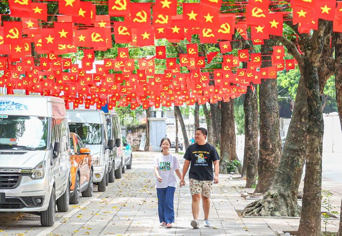 Đường phố Hà Nội rực rỡ cờ đỏ trong những ngày nghỉ lễ 2-9. Ảnh: TIẾN CƯỜNG