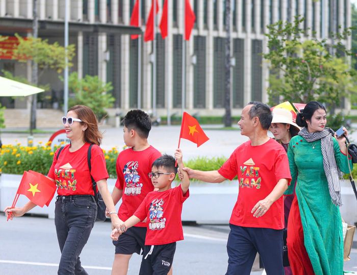 Dịp nghỉ lễ 2-9, Thủ đô Hà Nội đón rất nhiều du khách khắp nơi. Ảnh: TIẾN CƯỜNG