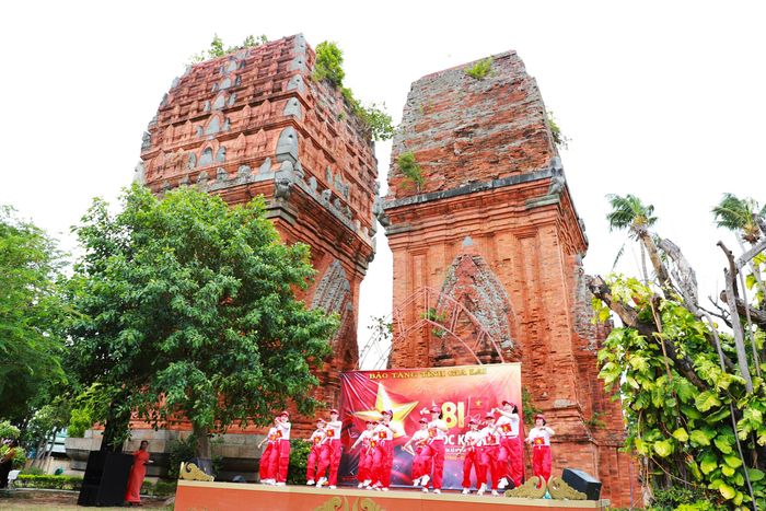 Các tiết mục trình diễn dưới chân tháp Đôi