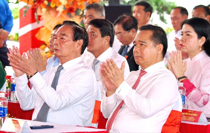 Đại tướng Lê Hồng Anh, nguyên Ủy viên Bộ Chính trị, nguyên Thường trực Ban Bí thư và đồng chí Nguyễn Văn Được, Ủy viên Trung ương Đảng, Phó Bí thư Thành ủy, Chủ tịch UBND TPHCM dự lễ khánh thành, khởi công 11 công trình, dự án. Ảnh: HOÀNG HÙNG