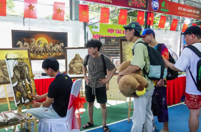  Nghệ thuật biến trầm hương thành những bức tranh độc đáo thu hút người dân và du khách 