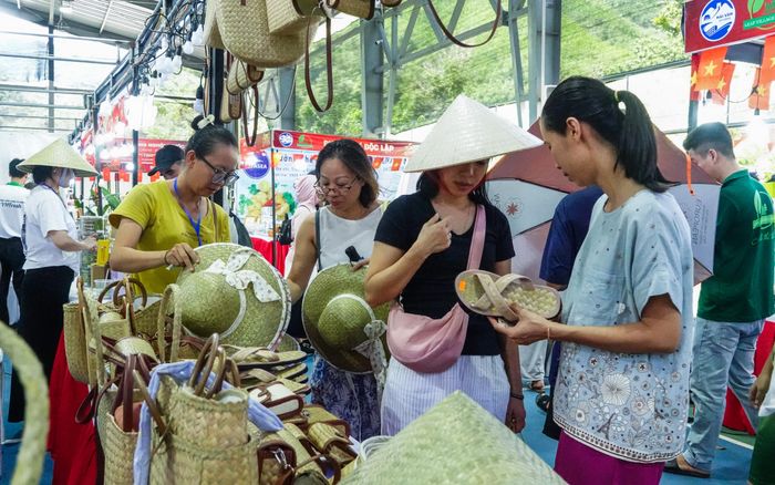  Các gian hàng trưng bày sản phẩm thủ công mỹ nghệ truyền thống với những mặt hàng đan lát tỉ mỉ như túi xách, mũ, dép... mang tính ứng dụng cao, đặc biệt thu hút sự quan tâm và mua sắm của nhiều phụ nữ 