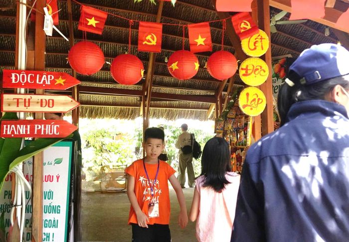  Cổng vào được trang trí nổi bật với cờ đỏ sao vàng cùng dòng chữ “Độc lập, Tự do, Hạnh phúc” 