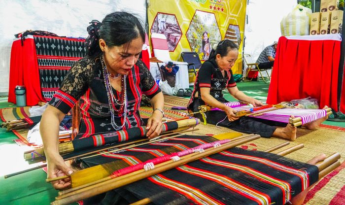  Nghệ nhân Cơ Tu trình diễn nghề dệt thổ cẩm truyền thống với các họa tiết độc đáo 