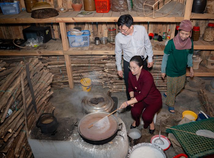  Bà Nguyễn Thị Anh Thi, Phó Chủ tịch UBND TP Đà Nẵng, trải nghiệm làm bánh truyền thống 