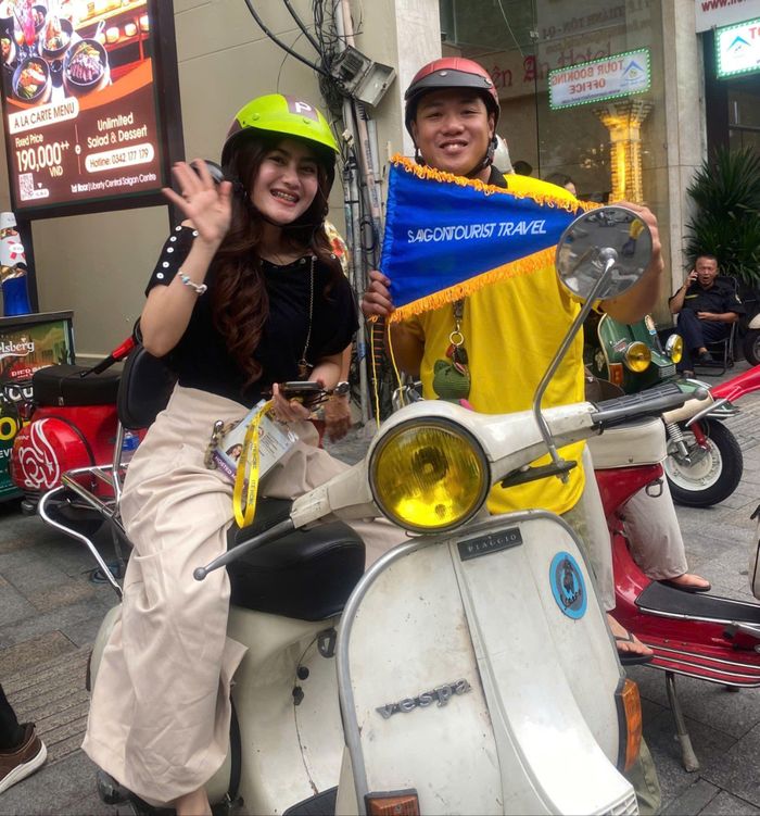 Khách tham quan TPHCM bằng xe Vespa. Ảnh: LINH THÙY