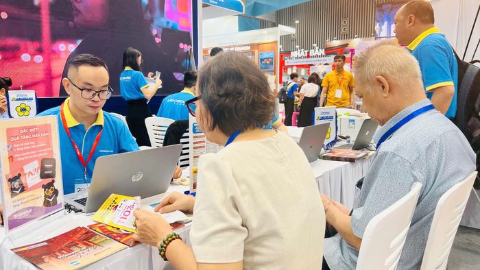 Khách chọn mua tour tại ITE HCMC 2026. Ảnh: HÂN GIA