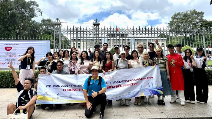 Đoàn khách quốc tế tham quan TPHCM do Lữ hành Saigontourist tổ chức. Ảnh: HÂN GIA