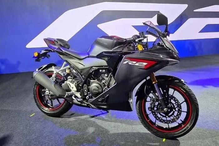 Người dùng có thể điều chỉnh hệ thống điều khiển lực kéo và quickshift ở chế độ Custom. Tất cả đều được điều khiển qua màn hình màu TFT 5 inch, cũng vẫn hỗ trợ kết nối Y-Connect của Yamaha. Phiên bản R2M còn có khoá Smartkey và tay côn/phanh điều chỉnh được xa gần. Về thiết kế, R2 chịu ảnh hưởng lớn từ đàn anh R9 với phần đầu phong cách tương tự.