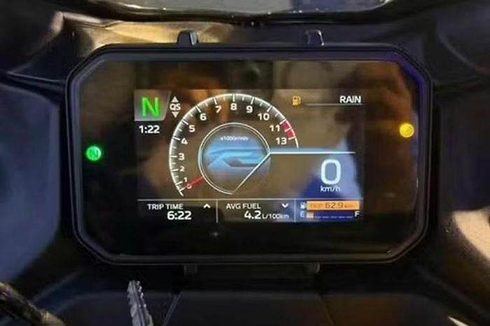 Mặc dù vậy, Yamaha R2 mới vẫn giảm được tới 2,8kg so với khung R15, trong khi đảm bảo đặc tính vận hành của một chiếc supersport với 4 điểm treo động cơ. Tổng trọng lượng ướt của xe cũng nhẹ hàng đầu phân khúc khi chỉ đạt 149kg. Động cơ được nối với gắp nhôm, với treo trước dạng USD và sau monoshock.