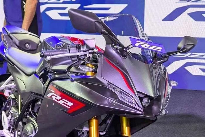 Với dung tích thực 204cc hay chênh chỉ 48,1cc, Yamaha đã đẩy cỗ máy này lên mức vượt trội là 26,5PS tại 10.000rpm và mô-men xoắn cực đại 19,1PS tại 8.000rpm. Động cơ cũng được đặt trong một bộ khung hoàn toàn khác biệt so với R15 khi sử dụng thép ống thay vì khung nhôm đôi.