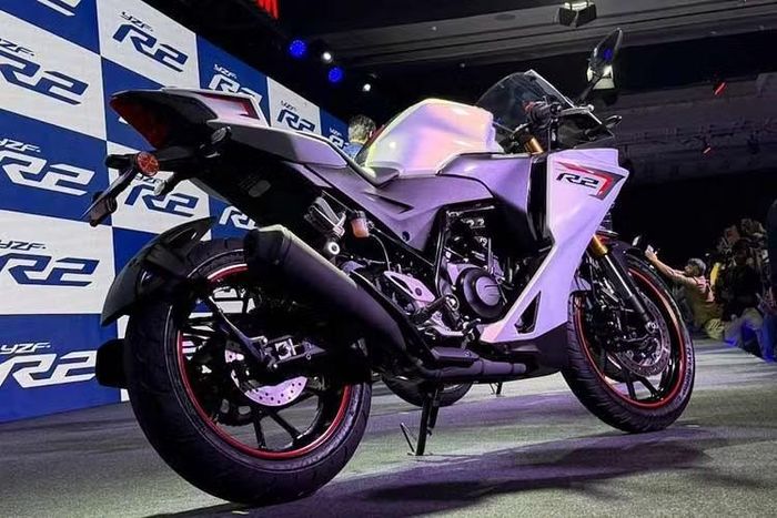 Bắt đầu từ động cơ, điểm chung giữa R2 và R15 chỉ là thiết kế xi-lanh đơn, côn có chống khoá bánh và nòng piston mạ lớp phủ siêu cứng DiASil của Yamaha. Thay vì có dạng SOHC 4 van làm mát bằng chất lỏng với van VVA quen thuộc, lần này Yamaha đã chuyển hẳn sang dùng cơ cấu trục cam đôi DOHC.