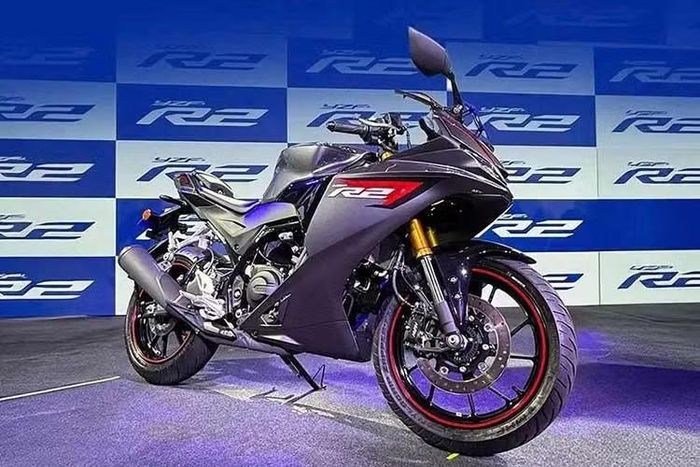 TYamaha YZF-R2 từng bị nhiều người dự đoán là phiên bản nâng dung tích của chiếc R15 hiện tại. Đây là con đường được nhiều hãng xe lựa chọn khi với dung tích chỉ chênh nhau khoảng 50cc, việc tạo ra một nền tảng hoàn toàn mới sẽ đội chi phí lên rất nhiều. Nhưng cuối cùng Yamaha đã vượt ngoài mong đợi khi thiết kế R2 mới gần như hoàn toàn khác biệt so với R15.