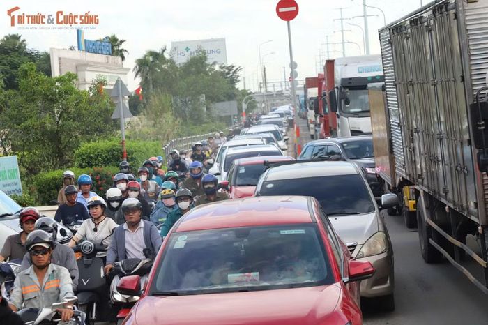 Tại khu vực cửa ngõ phía Đông TP HCM lượng phương tiện đổ về quê nghỉ lễ đông khiến giao thông ùn ứ nghiêm trọng.