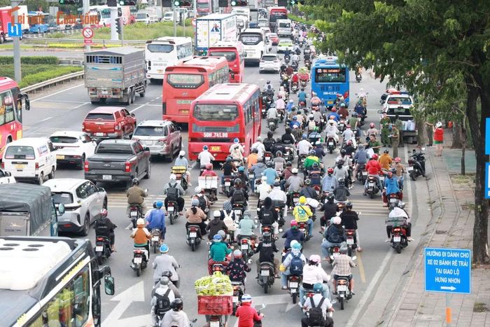 Tại cửa ngõ phía Tây, đường Lê Khả Phiêu, đoạn từ vòng xoay An Lạc về hướng tỉnh Tây Ninh và cao tốc TP HCM - Trung Lương, xuất hiện hàng dài ô tô, xe máy nối đuôi nhau di chuyển.