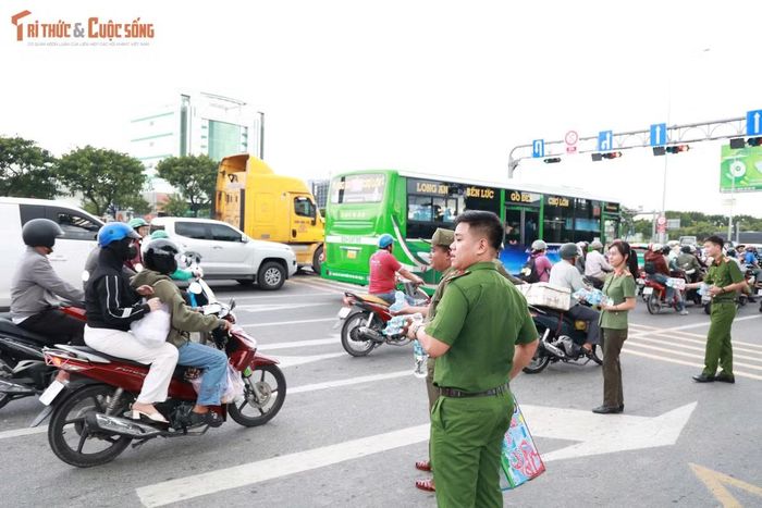 Tại xã Tân Nhựt, lực lượng Công an địa phương còn tổ chức phát hàng trăm chai nước suối miễn phí cho người dân trên đường về quê. Hoạt động hỗ trợ giúp người đi xe máy có thêm nước uống trong điều kiện thời tiết oi nóng và thời gian di chuyển kéo dài.