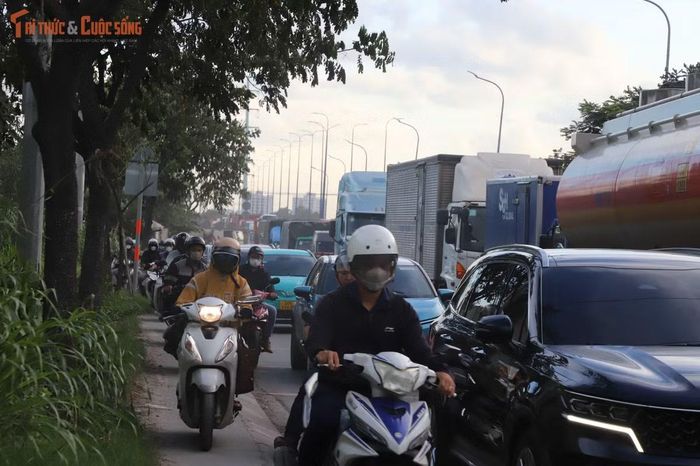 Người đi xe máy phải chạy xe lên vỉa hè để thoát kẹt xe