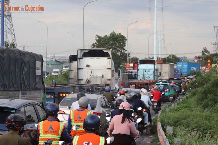 Tại các tuyến đường Nguyễn Thị Định đoạn dẫn vào nút giao Mỹ Thủy, dòng xe tải nặng và xe container xếp hàng dài ken đặc ở cả hai chiều ra vào cảng Cát Lái.