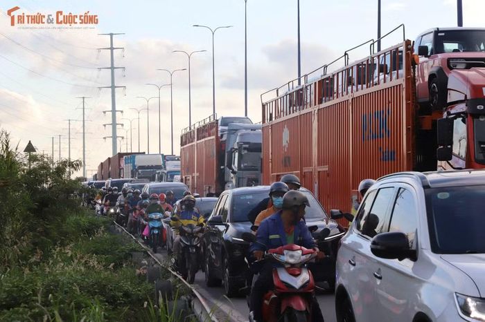 Xe máy chen chúc trên đường để di chuyển