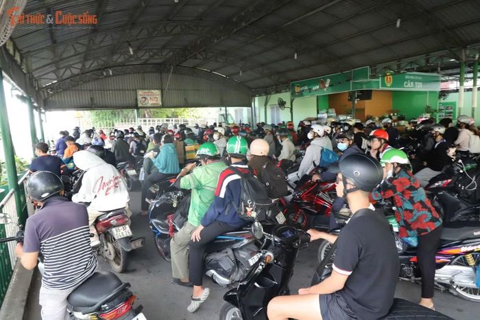 Cũng trong chiều tối 28/8, tại khu vực như: bến xe miền Tây, bến xe miền Đông, phà Cát Lái, ga Sài Gòn, sân bay Tân Sơn Nhất…lượng khách về quê cũng khá đông nhưng không xảy ra ùn tắc.