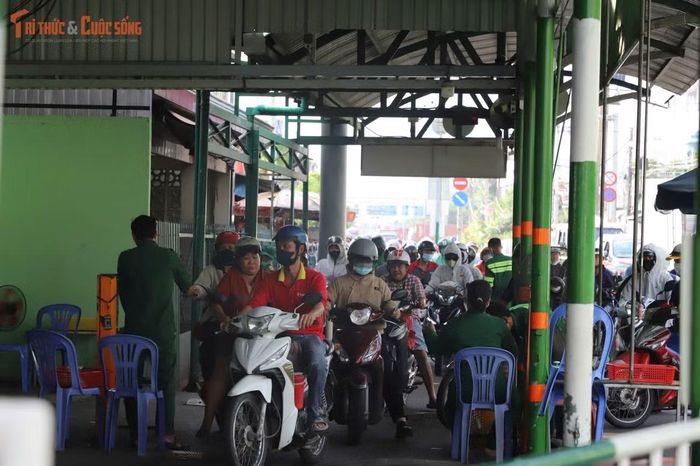 Phà Cát Lái đông đúc trong ngày cuối đi làm trước kỳ nghỉ lễ 2/9 kéo dài 5 ngày.