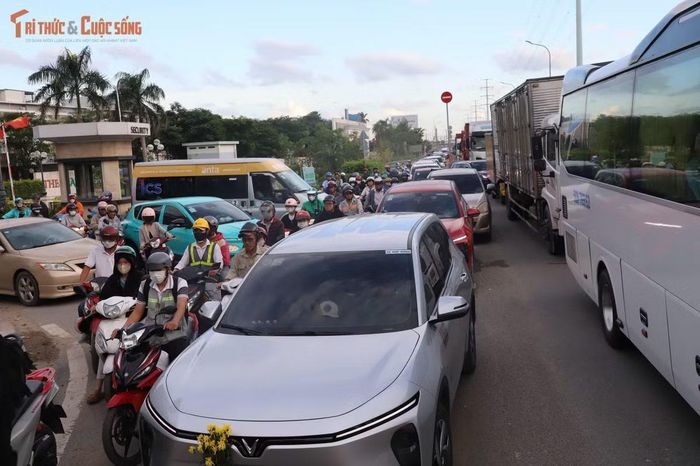 Các phương tiện phải nhích từng chút.
