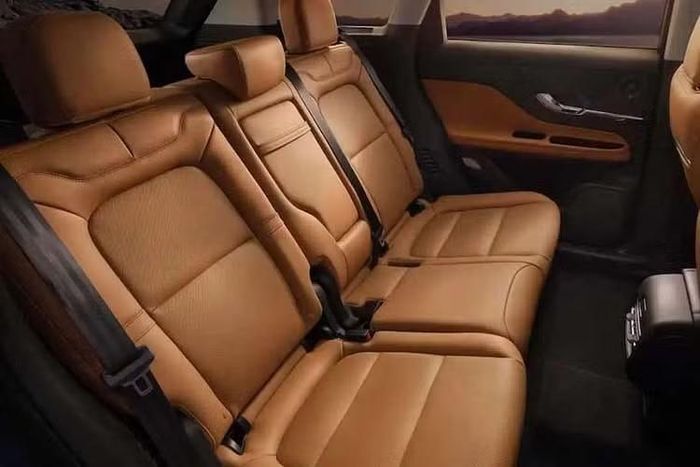 Khách hàng có thể lựa chọn giữa ba kích cỡ mâm xe—18, 19 và 20 inch—và năm màu ngoại thất mới. Xanh lam Nocturnal, Đồng Tinted, Đỏ Chroma Flame, Xanh lá Manhattan và Trắng Bạch kim cùng với màu Đen Infiniti, màu duy nhất không tính thêm phí.