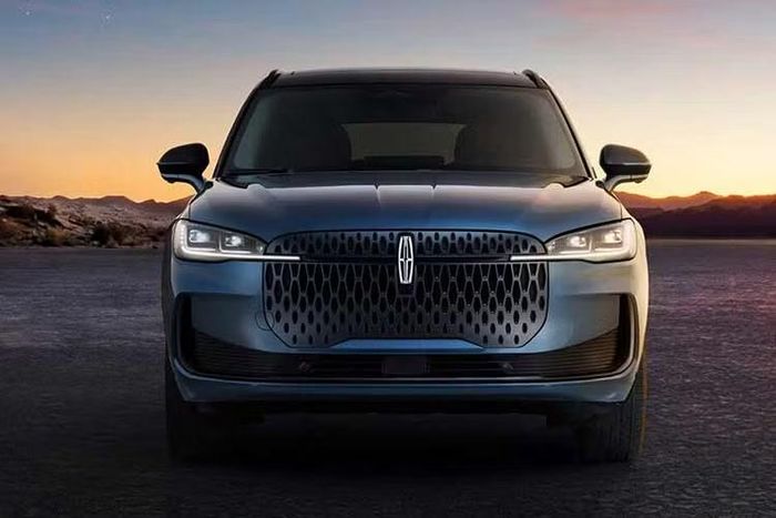Theo thông tin từ hãng xe sang Mỹ, mẫu xe SUV Lincoln Corsair 2027 sẽ được bán ra vào đầu năm sau và được nhập khẩu từ Trung Quốc. Hãng xe hiện đang nhận đơn đặt hàng, khi mở bán Lincoln Corsair sẽ cạnh tranh với Mercedes-Benz GLC.