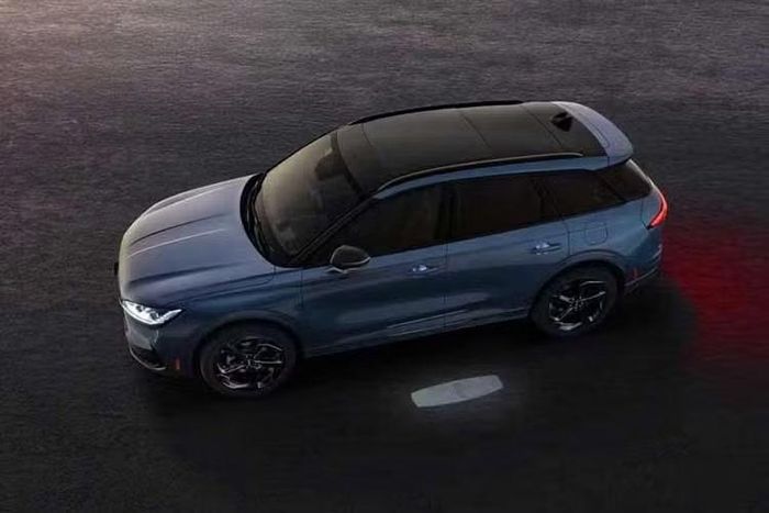 Lincoln Corsair Premiere 2027 có giá cao hơn nhiều so với mẫu xe tiền nhiệm. Giá khởi điểm là 49.740 USD (tất cả giá đều bao gồm phí vận chuyển 2.295 USD), cao hơn 7.310 USD so với phiên bản Premiere 2026 không phải hybrid.