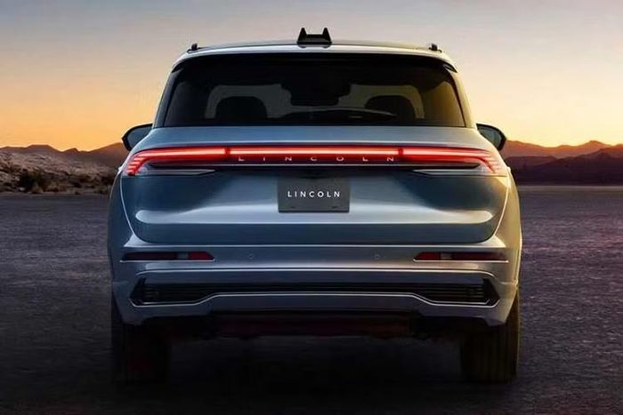 Phiên bản Lincoln Corsair Reserve 2027 sẽ có giá khởi điểm 55.790 USD, tăng 6.655 USD so với năm trước. Lincoln sẽ không còn cung cấp phiên bản Corsair Grand Touring, vốn sử dụng hệ thống truyền động hybrid cắm điện và có giá khởi điểm 55.860 USD.