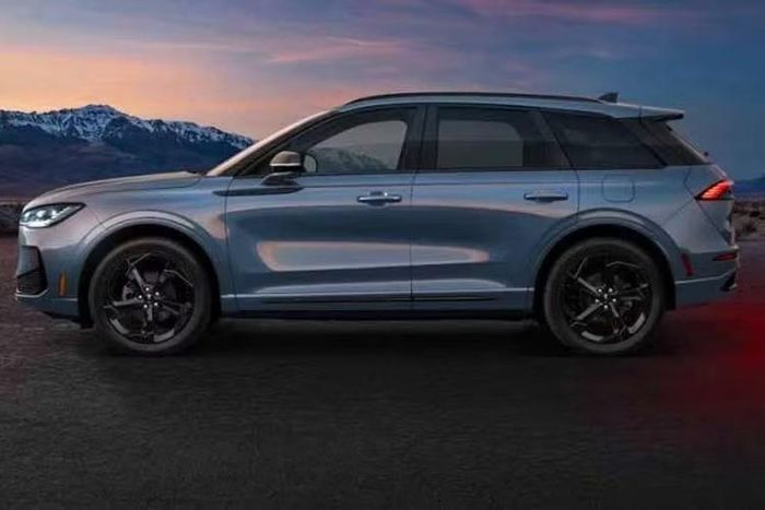 Mẫu SUV hạng sang cỡ nhỏ này sẽ được trang bị tiêu chuẩn động cơ hybrid 2.0 lít tăng áp mới và hệ dẫn động bốn bánh. Động cơ này sản sinh công suất 305 mã lực, và đây là hệ động lực duy nhất được cung cấp. Bên cạnh động cơ mới, Lincoln cũng đã cập nhật thiết kế ngoại thất.