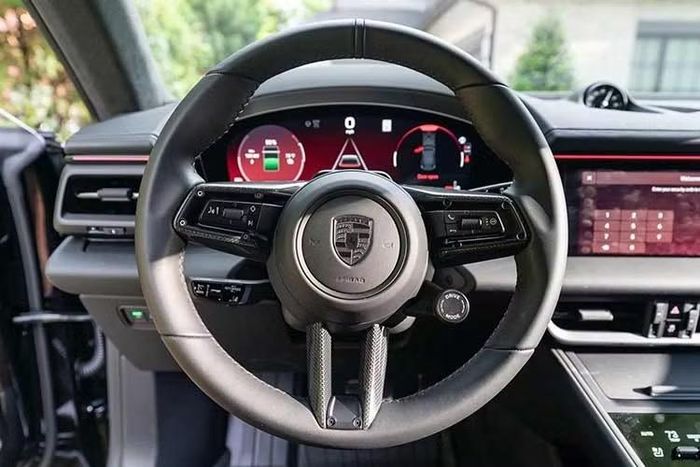 Sau 37 lượt trả giá, chiếc xe được bán với giá 97.000 USD – một kết quả có thể chấp nhận được nếu giá mua ban đầu chỉ ở mức 112.700 USD.
