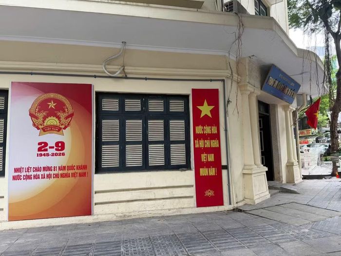 Từ những tuyến phố rực rỡ cờ hoa đến những khoảnh khắc người dân vui tươi chụp ảnh, không khí Quốc khánh đang lan tỏa trong từng góc phố Hà Nội.