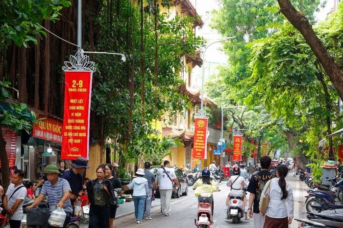 Sắc đỏ của cờ Tổ quốc không chỉ làm đẹp thêm diện mạo Thủ đô mà còn góp phần khơi dậy niềm tự hào, tình yêu đất nước và tinh thần hướng về ngày hội lớn của dân tộc.