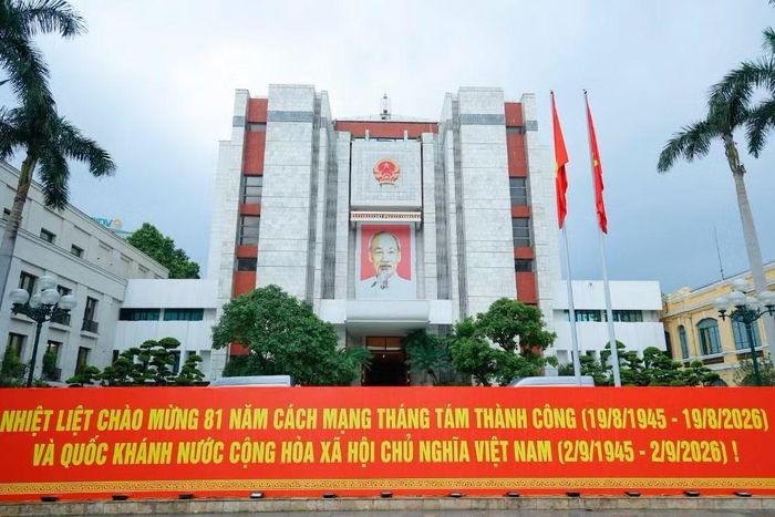 Từ khu vực hồ Hoàn Kiếm, phố Đinh Tiên Hoàng, Lê Thái Tổ đến các tuyến đường dẫn về Quảng trường Ba Đình, không khí chào mừng Quốc khánh 2/9 ngày càng rộn ràng.