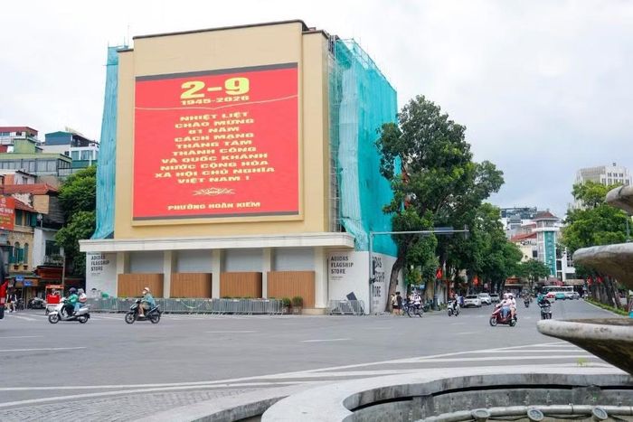 Đặc biệt, hình ảnh về Chủ tịch Hồ Chí Minh đọc Tuyên ngôn Độc lập tại Quảng trường Ba Đình năm 1945 được thể hiện trang trọng trên nhiều pano cỡ lớn, gợi nhắc về dấu mốc lịch sử thiêng liêng của dân tộc.